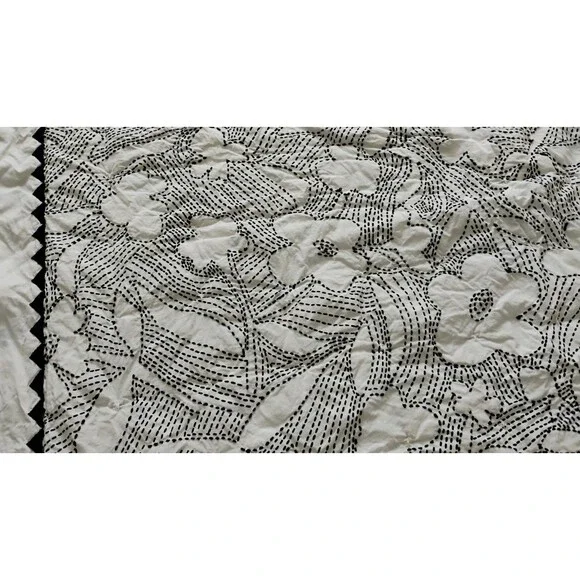 John Robshaw Baby Toddler Suhavi Crib Quilt Blk White Floral Organic Cotton EUC - Picture 4 of 11